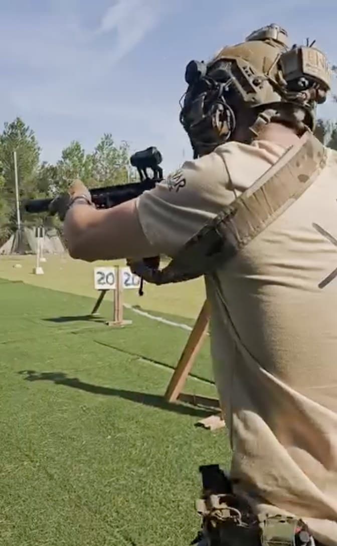 Operador con la camiseta Tactics Arena en el campo